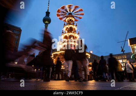 Menschen besuchen den Weihnachtsmarkt am Alexanderplatz a Berlino am 23. Dezember 2023. Weihnachstmärkte a Berlino *** le persone visitano il mercatino di Natale ad Alexanderplatz a Berlino il 23 dicembre 2023 i mercatini di Natale a Berlino Foto Stock