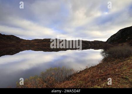 Vista su Loch Dubhaird Mor o Loch Duart, Highlands scozzesi, Regno Unito Foto Stock