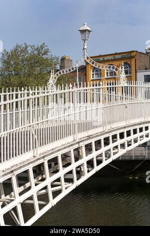 Irlanda, Dublino, Ha' Penny Bridge, sul fiume Liffey. Foto Stock