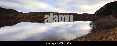 Vista su Loch Dubhaird Mor o Loch Duart, Highlands scozzesi, Regno Unito Foto Stock