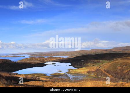 Vista sul Loch Drumbeg dal punto di osservazione di Drumbeg verso Eddrachilis Bay, Sutherland, Scozia, Regno Unito Foto Stock