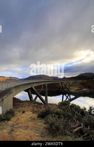 Il ponte Kylesku sul lago A' Chàirn Bhàin, villaggio di Kylesku, Scottish, Highlands, UK Foto Stock