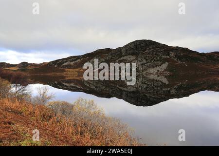 Vista su Loch Dubhaird Mor o Loch Duart, Highlands scozzesi, Regno Unito Foto Stock