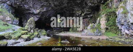 Vista sulla Smoo Cave, Durness Village, Sutherland, Highlands of Scotland, Regno Unito Foto Stock