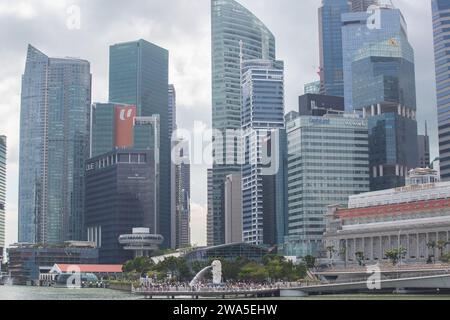 Quartiere degli affari di Singapore con enormi grattacieli e il leggendario Merlion per i visitatori da ammirare, Singapore. Foto Stock