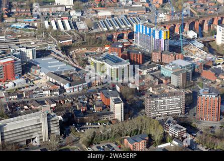 Vista aerea dalla parte est del centro di Stockport, Greater Manchester. Guardando oltre la A6 Wellington Road verso il viadotto ferroviario. Foto Stock