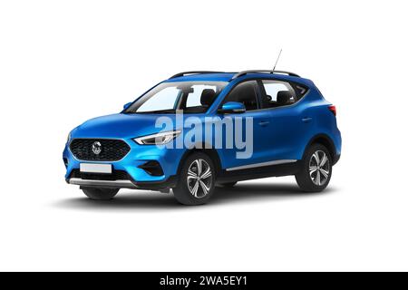 Tirana, Albania - 30 novembre 2023: Foto tecnica del SUV blu MG ZS 2023 che mostra la parte anteriore destra, scattata in uno studio con uno sfondo bianco Foto Stock