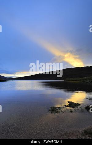 Vista al tramonto su Loch Assynt, Sutherland, Scozia nord-occidentale, Regno Unito Foto Stock