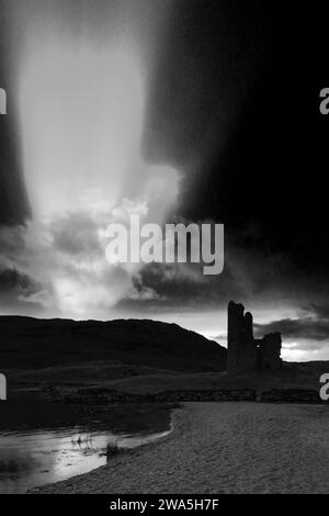 Vista del tramonto sul castello di Ardvreck sul Loch Assynt, Sutherland, Scozia nord-occidentale, Regno Unito Foto Stock