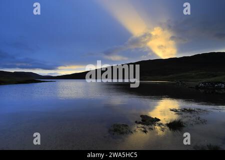 Vista al tramonto su Loch Assynt, Sutherland, Scozia nord-occidentale, Regno Unito Foto Stock