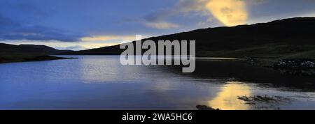 Vista al tramonto su Loch Assynt, Sutherland, Scozia nord-occidentale, Regno Unito Foto Stock