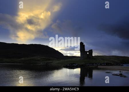 Vista del tramonto sul castello di Ardvreck sul Loch Assynt, Sutherland, Scozia nord-occidentale, Regno Unito Foto Stock