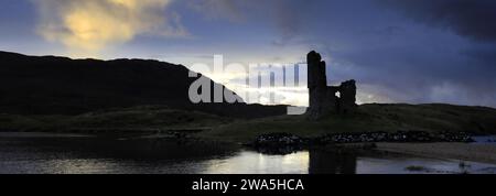 Vista del tramonto sul castello di Ardvreck sul Loch Assynt, Sutherland, Scozia nord-occidentale, Regno Unito Foto Stock