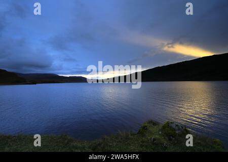 Vista al tramonto su Loch Assynt, Sutherland, Scozia nord-occidentale, Regno Unito Foto Stock