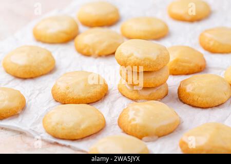 Biscotti agli agrumi fatti in casa con glassa di limone Foto Stock