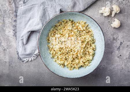 Riso al cavolfiore biologico arrosto con erbe aromatiche - concetto di dieta paleo e chetogeno Foto Stock