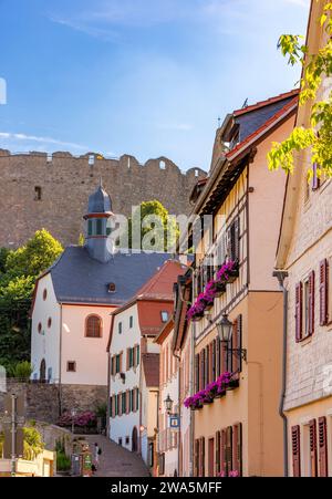 Case cittadine storiche con decorazioni floreali e chiesa all'ingresso del castello di Lindenfels nell'Odenwald, Germania Foto Stock