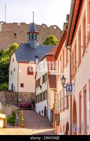 Case storiche della città e chiesa all'ingresso del castello di Lindenfels nell'Odenwald, Germania Foto Stock