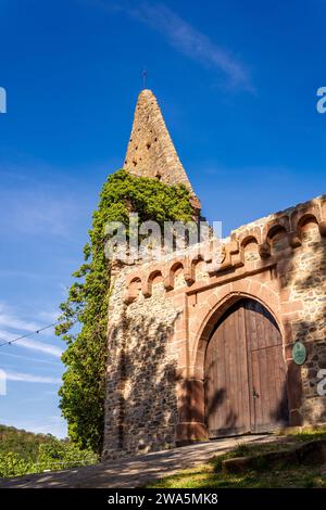 Cancello d'ingresso con i resti delle mura delle rovine del castello di Lindenfels nell'Odenwald, Germania Foto Stock