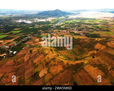 Vulcano estinto con terreno fertile per la coltivazione in Vietnam. Foto Stock