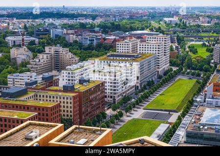 Berlino, Germania - 4 agosto 2021 - Parco Tilla Durieux (Tilla-Durieux-Park) dall'alto vicino a Potsdamer Platz nel centro della città. Foto Stock