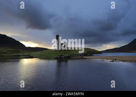 Vista del tramonto sul castello di Ardvreck sul Loch Assynt, Sutherland, Scozia nord-occidentale, Regno Unito Foto Stock