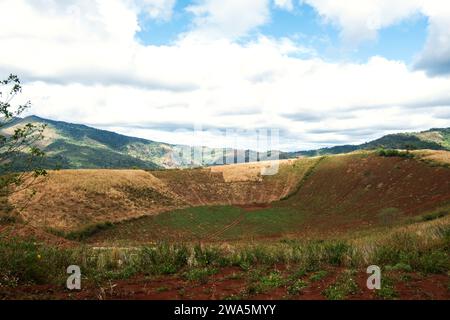 Vulcano estinto con terreno fertile per la coltivazione in Vietnam. Foto Stock