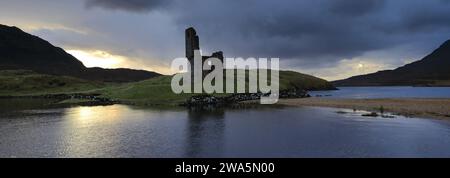 Vista del tramonto sul castello di Ardvreck sul Loch Assynt, Sutherland, Scozia nord-occidentale, Regno Unito Foto Stock