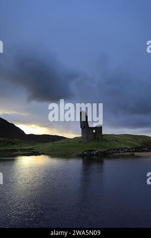 Vista del tramonto sul castello di Ardvreck sul Loch Assynt, Sutherland, Scozia nord-occidentale, Regno Unito Foto Stock