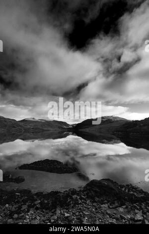 Riflessioni di montagna a Loch Gleann Dubh, villaggio di Kylesku, Sutherland, Scozia nord-occidentale, Regno Unito Foto Stock