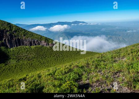 Vista delle formazioni rocciose vulcaniche nella Rift Valley vista dal monte Ol Doinyo Lengai in Tanzania Foto Stock