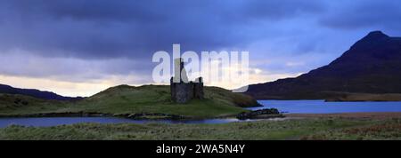Vista del tramonto sul castello di Ardvreck sul Loch Assynt, Sutherland, Scozia nord-occidentale, Regno Unito Foto Stock
