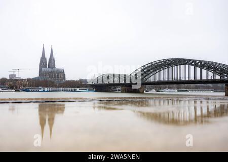 Der Kölner Dom, Hohenzollernbrücke aus der Sicht der Promenade in Deutz - Dauerregen in Köln. Die Wettervorhersagen warnen vor Sturm und ergiebigem Dauerregen in großen Teilen Deutschlands, der bis zum Donnerstag, 04. Januar anhalten soll. Die Lage in den Hochwassergebieten in Deutschland bleibt daher angespannt. 02.01.2024 Köln Deutz NRW Deutschland *** Cattedrale di Colonia, Ponte Hohenzollern come si vede dal lungomare di Deutz pioggia continua a Colonia le previsioni meteo avvertono di tempeste e piogge continue in gran parte della Germania, che dovrebbe durare fino a giovedì 0 gennaio Foto Stock