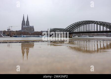 Der Kölner Dom, Hohenzollernbrücke aus der Sicht der Promenade in Deutz - Dauerregen in Köln. Die Wettervorhersagen warnen vor Sturm und ergiebigem Dauerregen in großen Teilen Deutschlands, der bis zum Donnerstag, 04. Januar anhalten soll. Die Lage in den Hochwassergebieten in Deutschland bleibt daher angespannt. 02.01.2024 Köln Deutz NRW Deutschland *** Cattedrale di Colonia, Ponte Hohenzollern come si vede dal lungomare di Deutz pioggia continua a Colonia le previsioni meteo avvertono di tempeste e piogge continue in gran parte della Germania, che dovrebbe durare fino a giovedì 0 gennaio Foto Stock