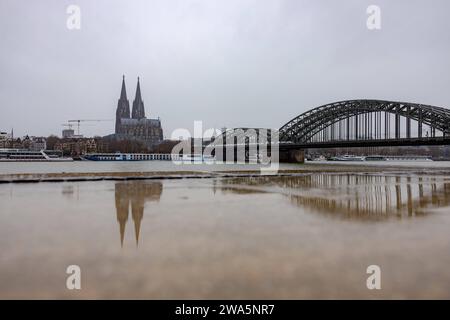 Der Kölner Dom, Hohenzollernbrücke aus der Sicht der Promenade in Deutz - Dauerregen in Köln. Die Wettervorhersagen warnen vor Sturm und ergiebigem Dauerregen in großen Teilen Deutschlands, der bis zum Donnerstag, 04. Januar anhalten soll. Die Lage in den Hochwassergebieten in Deutschland bleibt daher angespannt. 02.01.2024 Köln Deutz NRW Deutschland *** Cattedrale di Colonia, Ponte Hohenzollern come si vede dal lungomare di Deutz pioggia continua a Colonia le previsioni meteo avvertono di tempeste e piogge continue in gran parte della Germania, che dovrebbe durare fino a giovedì 0 gennaio Foto Stock