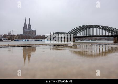 Der Kölner Dom, Hohenzollernbrücke aus der Sicht der Promenade in Deutz - Dauerregen in Köln. Die Wettervorhersagen warnen vor Sturm und ergiebigem Dauerregen in großen Teilen Deutschlands, der bis zum Donnerstag, 04. Januar anhalten soll. Die Lage in den Hochwassergebieten in Deutschland bleibt daher angespannt. 02.01.2024 Köln Deutz NRW Deutschland *** Cattedrale di Colonia, Ponte Hohenzollern come si vede dal lungomare di Deutz pioggia continua a Colonia le previsioni meteo avvertono di tempeste e piogge continue in gran parte della Germania, che dovrebbe durare fino a giovedì 0 gennaio Foto Stock