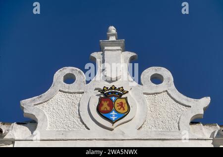 Scudo in cima al cancello della cantina di sherry bodega a Callejon Comedia a Sanlucar de Barrameda, Andalusia, Spagna Foto Stock