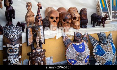 Artigianato di legno di strada venduto sull'isola di New Providence, Bahamas. Foto Stock