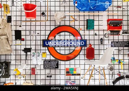 Esposizione del design del prodotto con la galleria della metropolitana di Londra al centro, Design Museum, Londra, Inghilterra Foto Stock