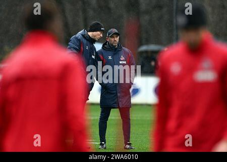 Colonia, Germania. 2 gennaio 2023. Calcio: Bundesliga, calcio d'inizio dell'allenamento per 1. FC Köln al Geißbockheim. Andre Pawlak (r) guida l'allenamento del team Bundesliga di 1. FC Köln insieme a Kevin McKenna (l), assistente allenatore. Credito: Federico Gambarini/dpa/Alamy Live News Foto Stock