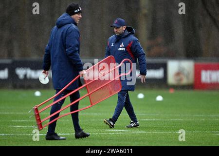 Colonia, Germania. 2 gennaio 2023. Calcio: Bundesliga, calcio d'inizio dell'allenamento per 1. FC Köln al Geißbockheim. Andre Pawlak (r) prepara la formazione del 1. FC Köln Bundesliga squadra insieme a Kevin McKenna (l), assistente allenatore. Credito: Federico Gambarini/dpa/Alamy Live News Foto Stock