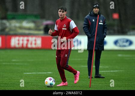 Colonia, Germania. 2 gennaio 2023. Calcio: Bundesliga, calcio d'inizio dell'allenamento per 1. FC Köln al Geißbockheim. Jaka Cuber Potocnik (l) in azione durante l'allenamento. Credito: Federico Gambarini/dpa/Alamy Live News Foto Stock