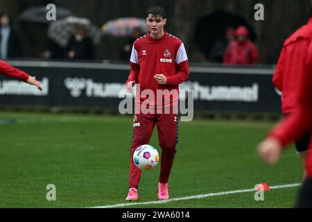 Colonia, Germania. 2 gennaio 2023. Calcio: Bundesliga, calcio d'inizio dell'allenamento 1. FC Köln al Geißbockheim. Jaka Cuber Potocnik in azione durante l'addestramento. Credito: Federico Gambarini/dpa/Alamy Live News Foto Stock