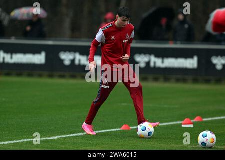 Colonia, Germania. 2 gennaio 2023. Calcio: Bundesliga, calcio d'inizio dell'allenamento 1. FC Köln al Geißbockheim. Jaka Cuber Potocnik in azione durante l'addestramento. Credito: Federico Gambarini/dpa/Alamy Live News Foto Stock