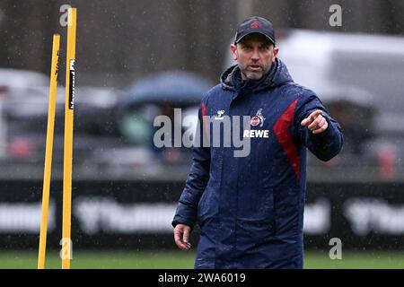 Colonia, Germania. 2 gennaio 2023. Calcio: Bundesliga, calcio d'inizio dell'allenamento per 1. FC Köln a Geißbockheim. Andre Pawlak guida la formazione del 1. Squadra FC Köln Bundesliga. Credito: Federico Gambarini/dpa/Alamy Live News Foto Stock