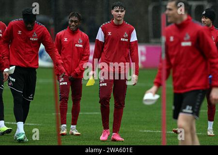 Colonia, Germania. 2 gennaio 2023. Calcio: Bundesliga, calcio d'inizio dell'allenamento per 1. FC Köln al Geißbockheim. Jaka Cuber Potocnik (r) e Justin Diehl (l) in azione durante l'allenamento. Credito: Federico Gambarini/dpa/Alamy Live News Foto Stock