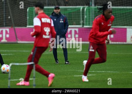 Colonia, Germania. 2 gennaio 2023. Calcio: Bundesliga, calcio d'inizio dell'allenamento per 1. FC Köln a Geißbockheim. Andre Pawlak guida l'allenamento della squadra Bundesliga di 1. FC Köln insieme a Credit: Federico Gambarini/dpa/Alamy Live News Foto Stock