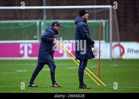 Colonia, Germania. 2 gennaio 2023. Calcio: Bundesliga, calcio d'inizio dell'allenamento per 1. FC Köln al Geißbockheim. Andre Pawlak (l) guida l'allenamento del team Bundesliga di 1. FC Köln insieme a Kevin McKenna (r), assistente allenatore. Credito: Federico Gambarini/dpa/Alamy Live News Foto Stock