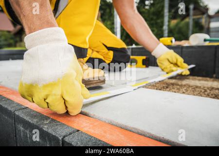 Mattoni in cemento, giardino, patio, edificio a pavimento realizzato da un lavoratore professionista Foto Stock