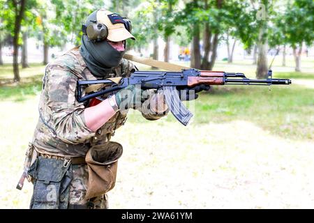 Samara, Russia - 24 giugno 2023: Soldato professionale delle forze speciali durante un'operazione speciale. Soldato mercenario con un fucile automatico in mano Foto Stock